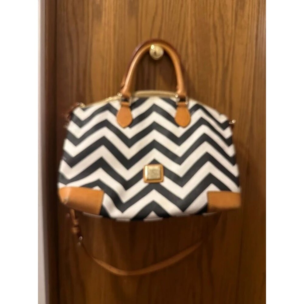 Dooney & Bourke Chevron black/white purse w/ crossbody strap